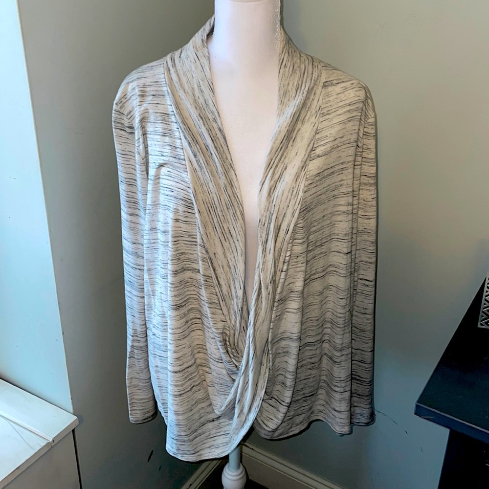 🚨FINAL PRICE 💸White and gray wrap top